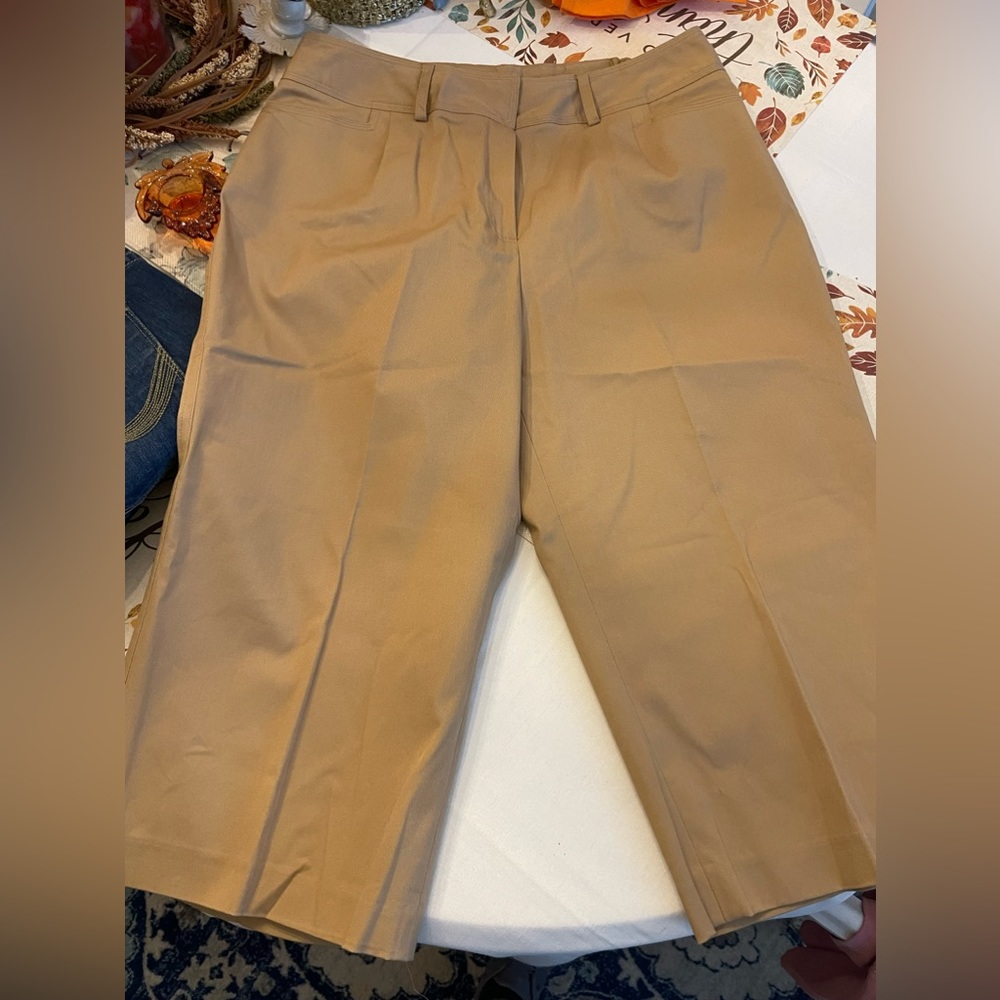 Women’s tan Capri pants